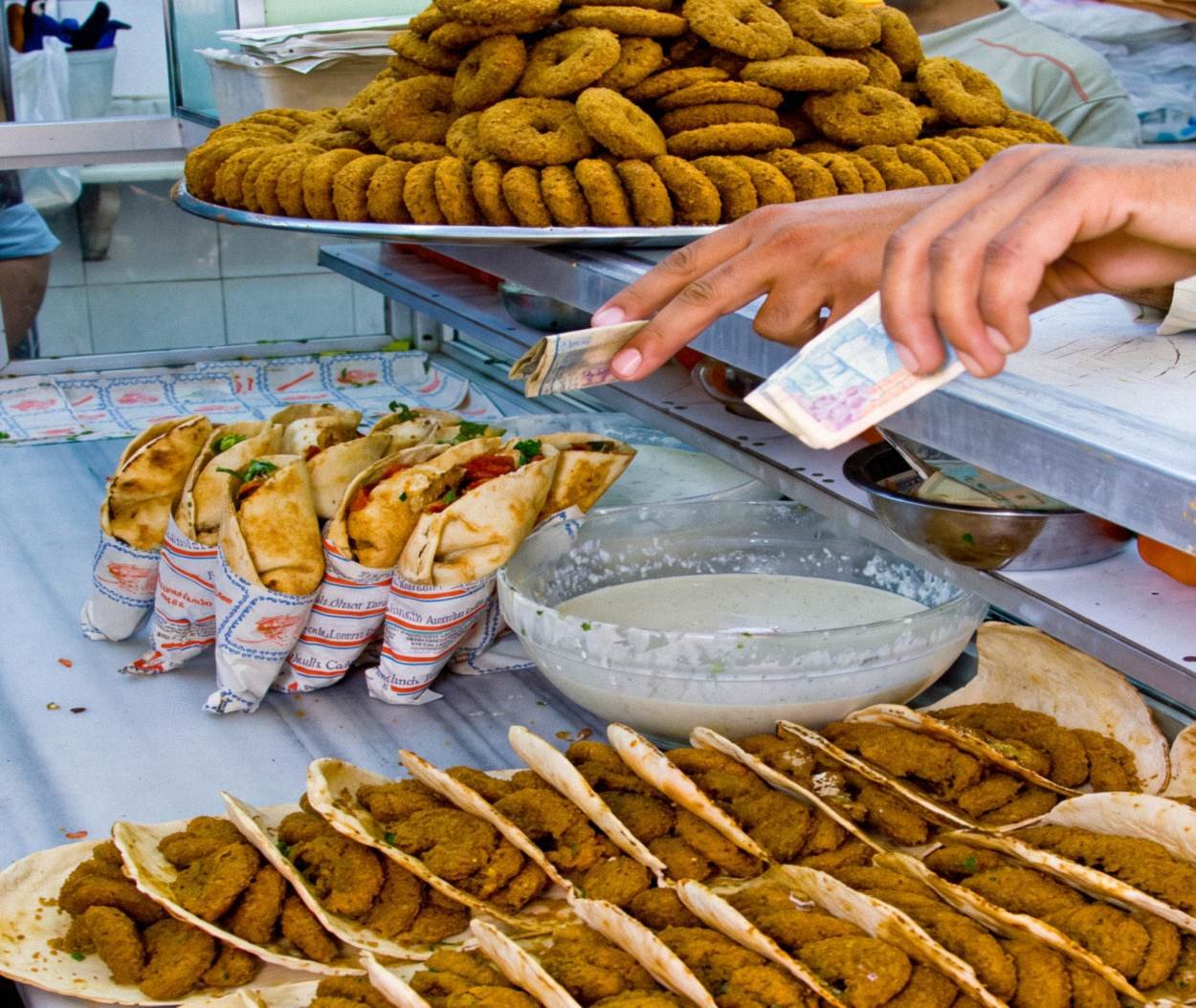 Étal de falafels dans la vieille ville d’Alep, Syrie